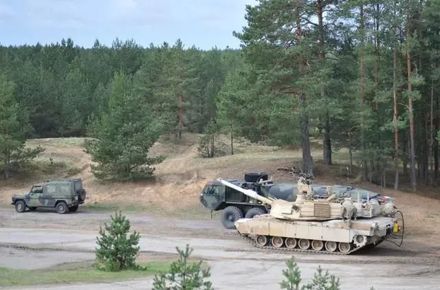 2015年5月7日，在拉脱维亚阿达日军事基地靶场，美军“艾布拉姆斯”M1A2主战坦克进行实弹射击后补充油料 图：新华社