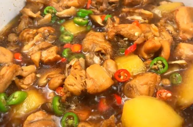 分享黄焖鸡的家常做法，按照步骤做，鸡肉色香味美（黄焖鸡的家常做法大全窍门视频）