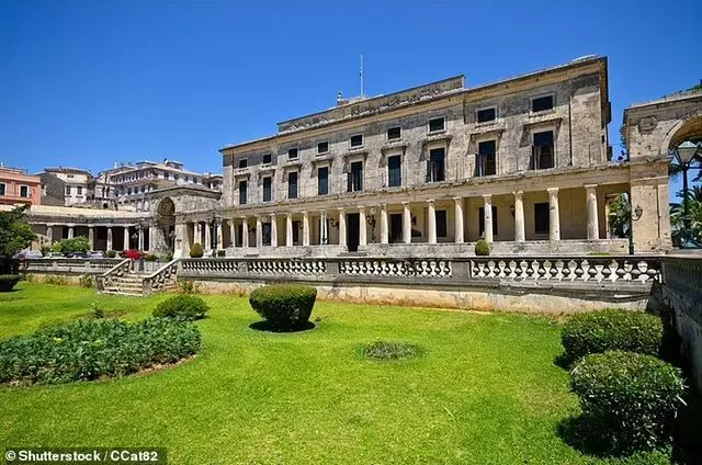 英国女游客聚在希腊宫殿大跳钢管舞 引发众怒