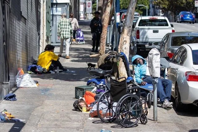 当地时间2022年8月29日，美国旧金山，市政厅附近无家可归的人 图源：IC photo