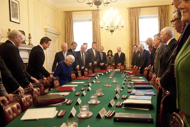 2002年12月18日，伊丽莎白二世参加内阁会议，成为百年来第一位在和平时期出席政府内阁会议的英国君主。伊丽莎白二世在唐宁街首相府出席会议时，坐在平时首相坐的椅子上，当日内阁讨论的首项议题则是有关改变英国王室继承法、允许女孩继任国家元首的建议。