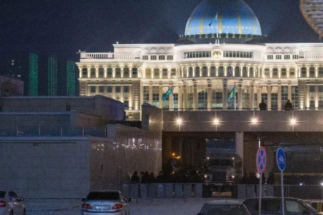 当地时间2022年1月5日，哈萨克斯坦首都努尔苏丹，总统府附近安保升级。图/IC photo