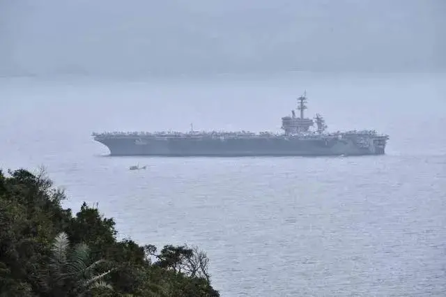 里根号闯入中国南海，越南选择关上国门，拒绝美军航母靠港访问