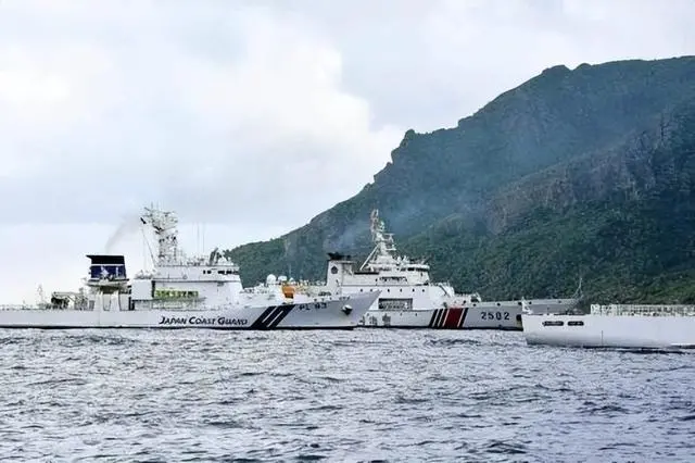 日本政客沖闖釣魚島挑釁,中方海警船「貼臉」攔截