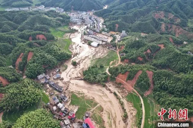 7月31日，遭受山洪后的湖南资兴市州门司镇。中新社记者 杨华峰 摄