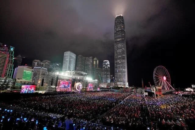 周杰伦香港演唱会举行 男子在演唱会外被抢两张门票