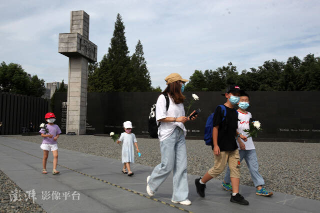 民众参观侵华日军侵华日军南京大屠杀遇难同胞纪念馆缅怀遇难同胞