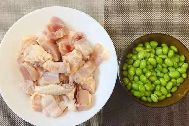 毛豆怎么炒？大叔教你毛豆烧鸡，鲜香味美，简单易做，超级好吃！-毛豆烧鸡的功效作用