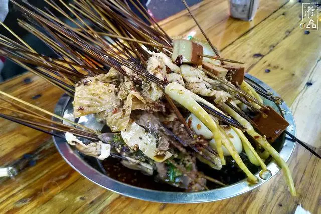 关于四川乐山钵钵鸡的疑问：有没有鸡肉，和冷串串有什么区别？（乐山钵钵鸡可以弄哪些菜）