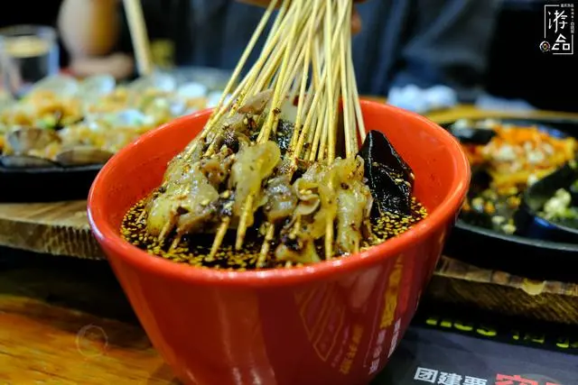 关于四川乐山钵钵鸡的疑问：有没有鸡肉，和冷串串有什么区别？（乐山钵钵鸡可以弄哪些菜）