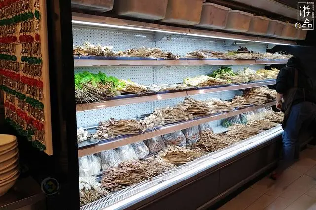 关于四川乐山钵钵鸡的疑问：有没有鸡肉，和冷串串有什么区别？（乐山钵钵鸡可以弄哪些菜）