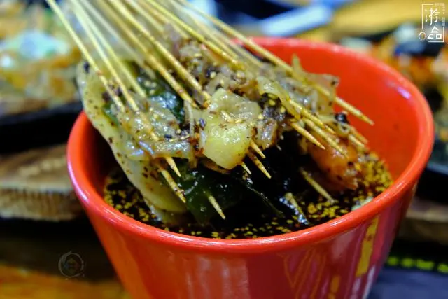 关于四川乐山钵钵鸡的疑问：有没有鸡肉，和冷串串有什么区别？（乐山钵钵鸡可以弄哪些菜）