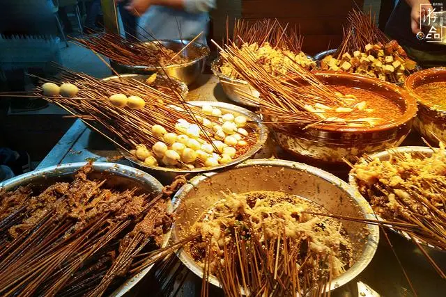 关于四川乐山钵钵鸡的疑问：有没有鸡肉，和冷串串有什么区别？（乐山钵钵鸡可以弄哪些菜）