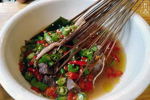 关于四川乐山钵钵鸡的疑问：有没有鸡肉，和冷串串有什么区别？（乐山钵钵鸡可以弄哪些菜）