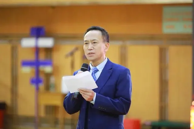 哈市一省重点高考誓师现场，校长爆金句：“ 2021 不容易，我却偏要考第一！”-哈尔滨高考状元2020