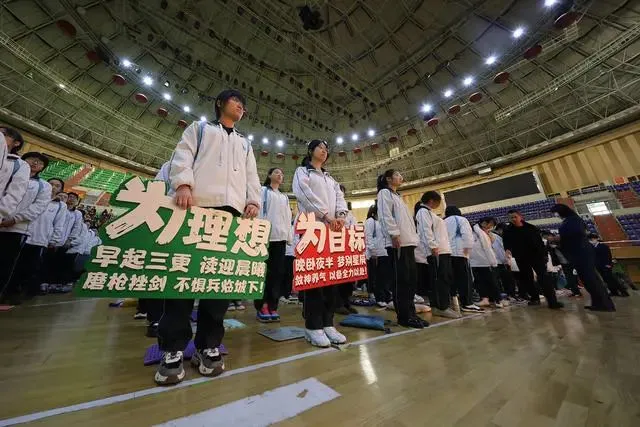 哈市一省重点高考誓师现场，校长爆金句：“ 2021 不容易，我却偏要考第一！”-哈尔滨高考状元2020