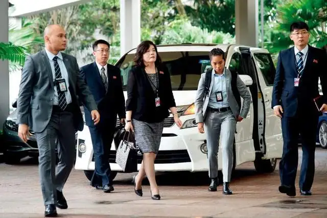 2018年6月，朝美领导人会晤期间，崔善姬 （中）抵达新加坡。图/人民视觉