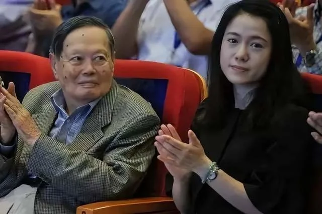 好友曝杨振宁往事，翁帆爱好与杨振宁原配类似，二人已被家人接受-杨振宁和翁帆差了多少岁