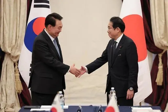 当地时间7月12日，日韩首脑岸田文雄（右）、尹锡悦在立陶宛举行的北约峰会期间进行双边会晤