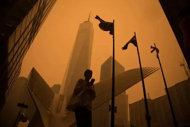 2023年6月7日，烟尘笼罩下的美国纽约曼哈顿世贸中心地区。图｜新华社