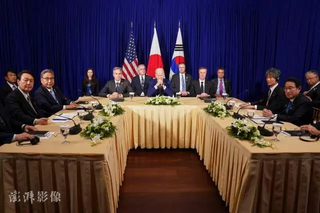 2022年11月13日，柬埔寨金边，美国总统拜登、日本首相岸田文雄和韩国总统尹锡悦在东盟峰会期间举行美日韩三边首脑会谈。图自澎湃影像