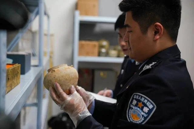 整理记录被盗文物 图源嵊州公安