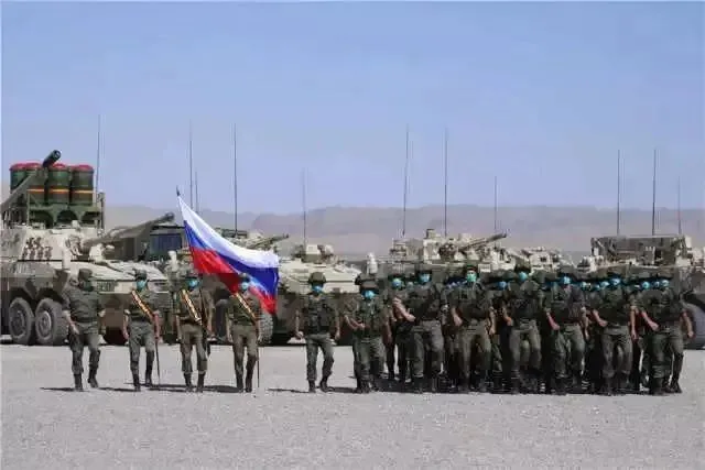 2021年8月9日，俄方护旗队和陆军方队在“西部·联合-2021”演习开始仪式上列队 图：新华社
