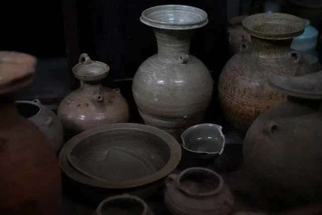 被盗掘的古墓中文物 图源嵊州公安