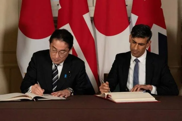 岸田与苏纳克签署《互惠准入协定》。图源：路透社