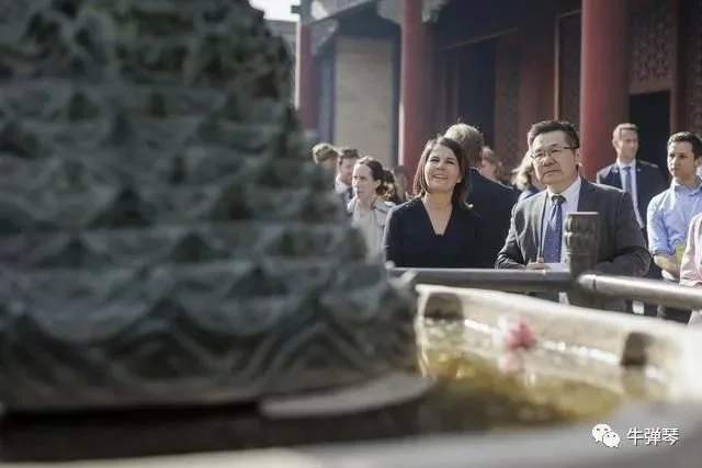 还有，就是贝尔伯克参访北京雍和宫的新闻了。