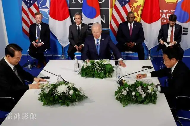 2022年6月29日，美国总统拜登，日本首相岸田文雄和韩国总统尹锡悦在北约马德里峰会期间举行会晤。图自澎湃影像