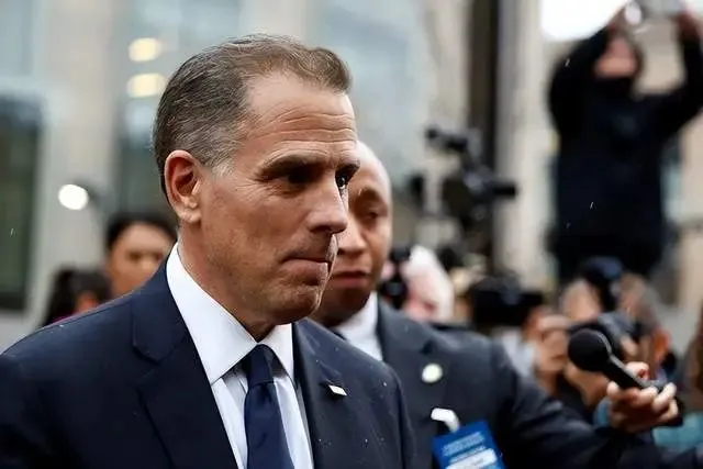 【拜登的儿子亨特也走上法庭受审】