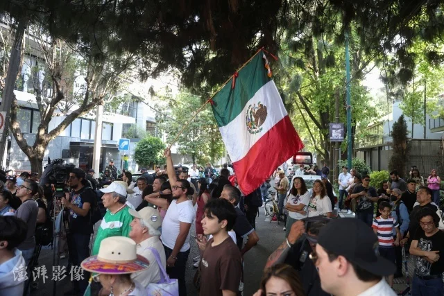 当地时间2024年4月6日，墨西哥首都墨西哥城，民众在厄瓜多尔大使馆外抗议/澎湃影像