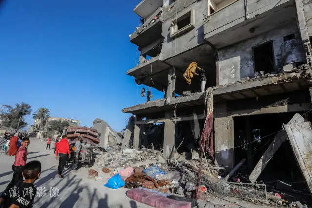 当地时间2024年4月20日，加沙地带拉法，巴勒斯坦人查看建筑物损坏情况。