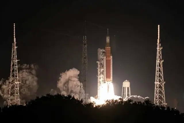 （美国为登月研制的SLS火箭）