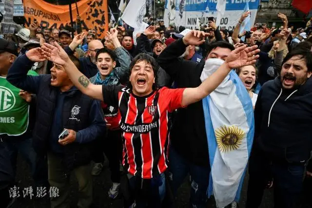 当地时间6月12日，阿根廷参议院就总统米莱的经济改革计划中的其中两项法案进行辩论，数千名示威者聚集在市中心，敦促参议员拒绝这项计划。（澎湃影像）