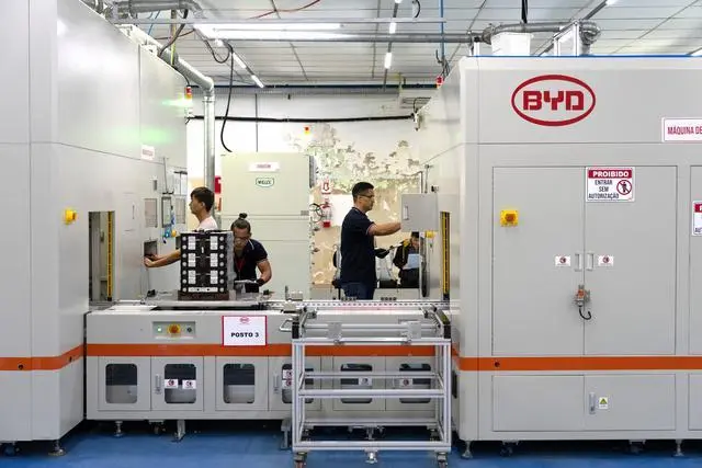 2024年 3月12日，工作人员在位于巴西亚马孙州马瑙斯的比亚迪电池工厂生产线上工作。新华社 图