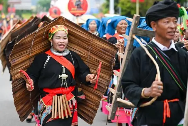 5月3日，佤族司岗里摸你黑狂欢节民族民间文化艺术游演上，薅秧歌方阵展多彩民族风情。中新社记者 李嘉娴 摄