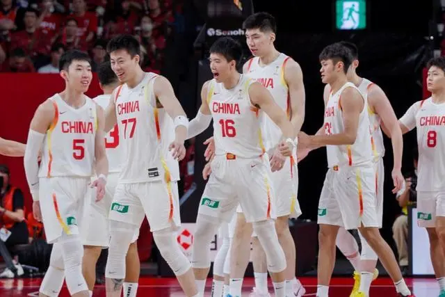 2月26日，男篮世界杯预选赛中国vs日本，中国男篮庆祝胜利。图片来源：深篮体育