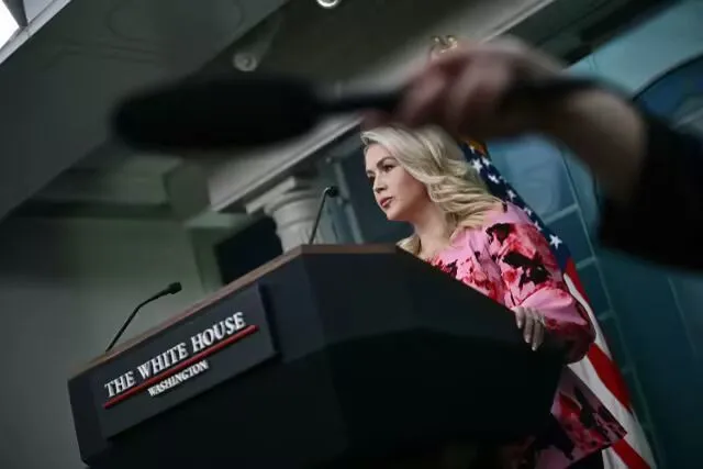 白宫新闻秘书卡罗琳·利维特周一在华盛顿特区白宫的新闻发布会上发表讲话。