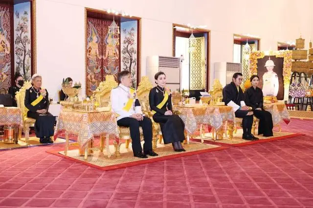 不丹王后穿丧服赴曼谷大皇宫 吊唁病故泰国公主