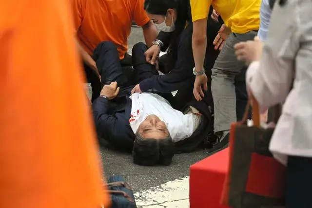 安倍晉三被子彈從后面約三米處射擊：脖子上有一個洞