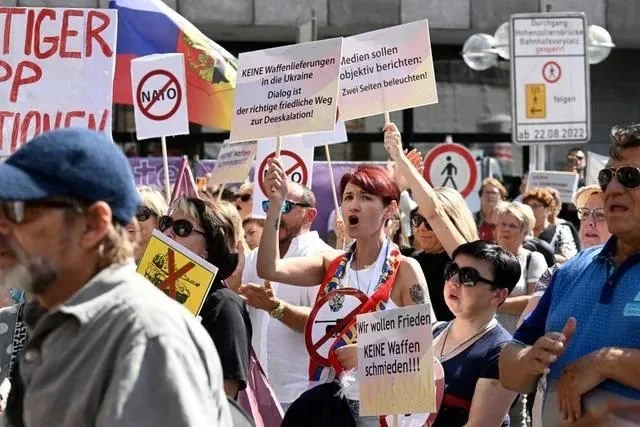 9月4日，德国科隆民众举行游行，口号是——“反对战争和向乌克兰供应武器”