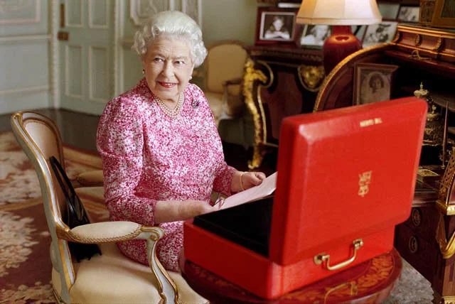 2015年9月9日，伊丽莎白二世成为英国历史上在位最久的君主。英国王室发布官方纪念照显示，伊丽莎白二世在白金汉宫私人接见室中查看官方文件，旁边放置着其官方红箱子。