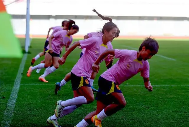 7月5日，中国女足队员吴海燕（右二）在训练中折返跑。新华社记者 丁旭 摄