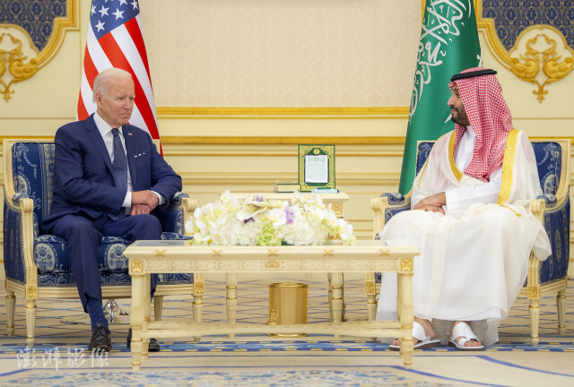 7月15日，拜登会见沙特国王萨勒曼，随后与沙特王储穆罕默德·本·萨勒曼会谈。