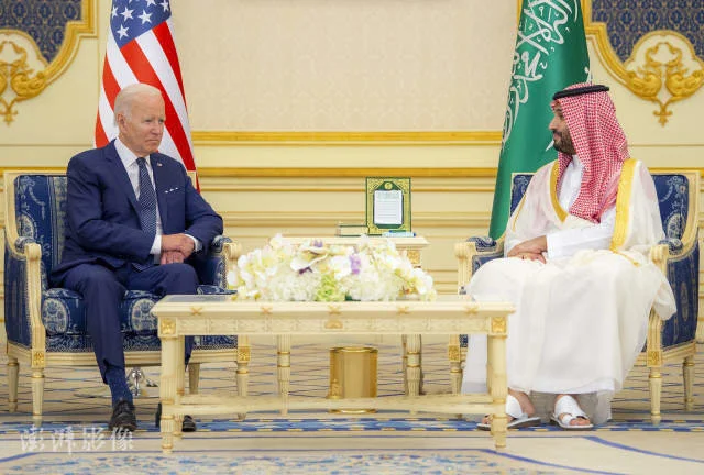 2022年7月15日，拜登会见沙特国王萨勒曼，并与沙特王储穆罕默德·本·萨勒曼会谈。图自澎湃影像