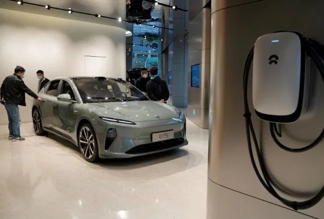 2023年2月3日，一款国产电动汽车在上海展厅展出（图源：路透社）