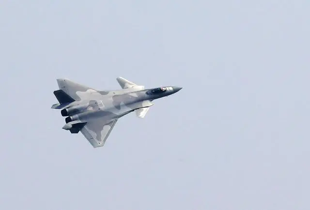 ▲2021年9月28日，中国空军歼-20战机在第十三届中国航展开幕式上进行飞行表演。图/新华社