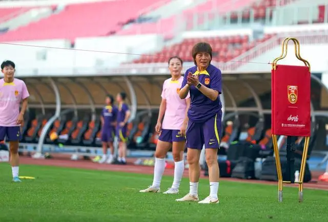 7月5日，中国女足主教练水庆霞（右）在训练中指导球员。新华社记者 丁旭 摄